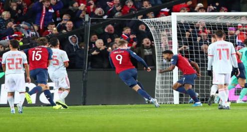 مسؤولو كرة القدم في النرويج يقلصون رواتبهم بسبب كورونا